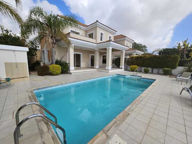 4 bedroom villa for long term rent 