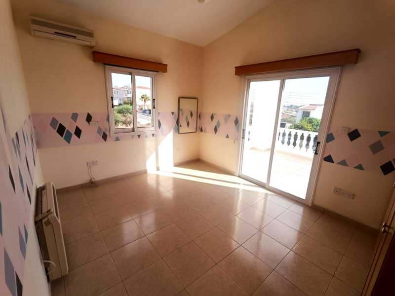 Spacious detached villa for long term