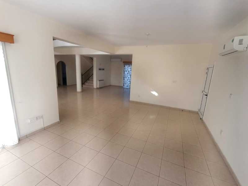 Spacious detached villa for long term