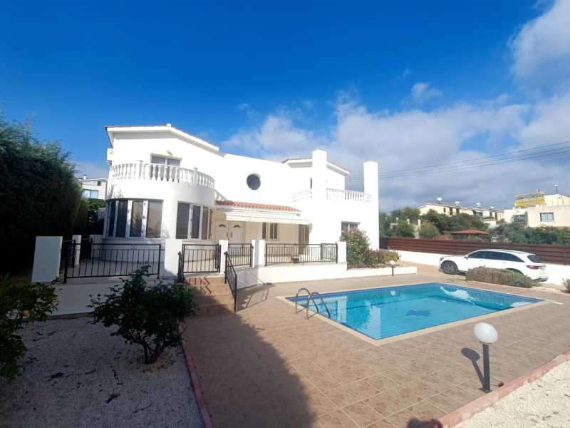 Spacious detached villa for long term