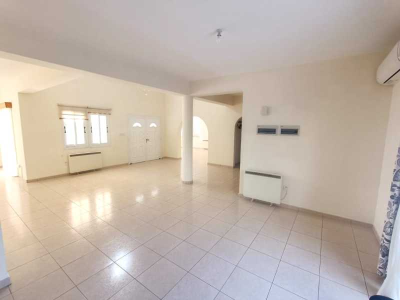 Spacious detached villa for long term 