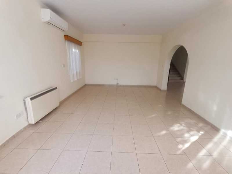 Spacious detached villa for long term