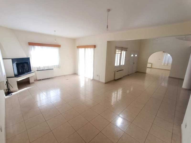 Spacious detached villa for long term
