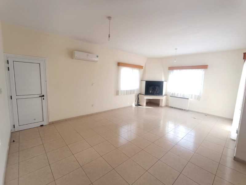 Spacious detached villa for long term 