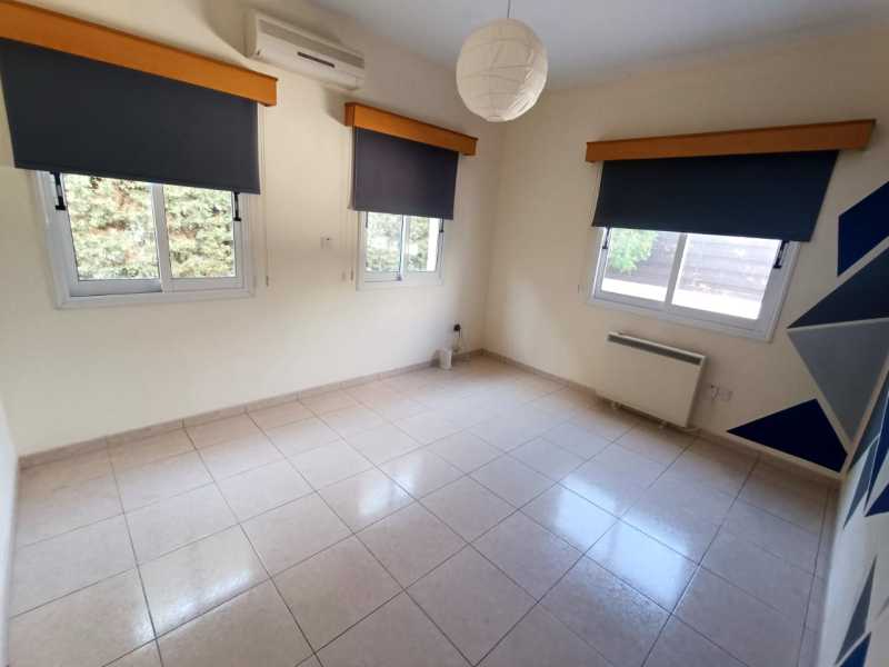 Spacious detached villa for long term