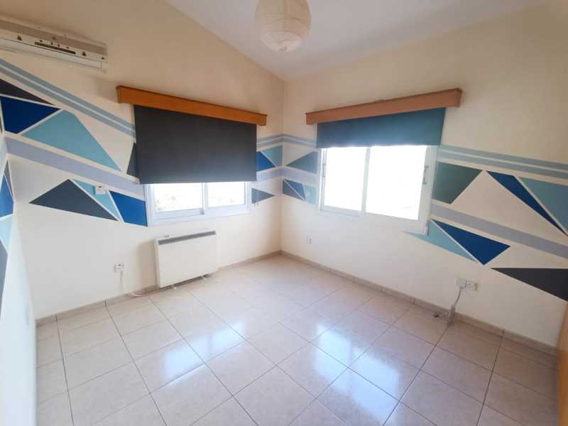 Spacious detached villa for long term
