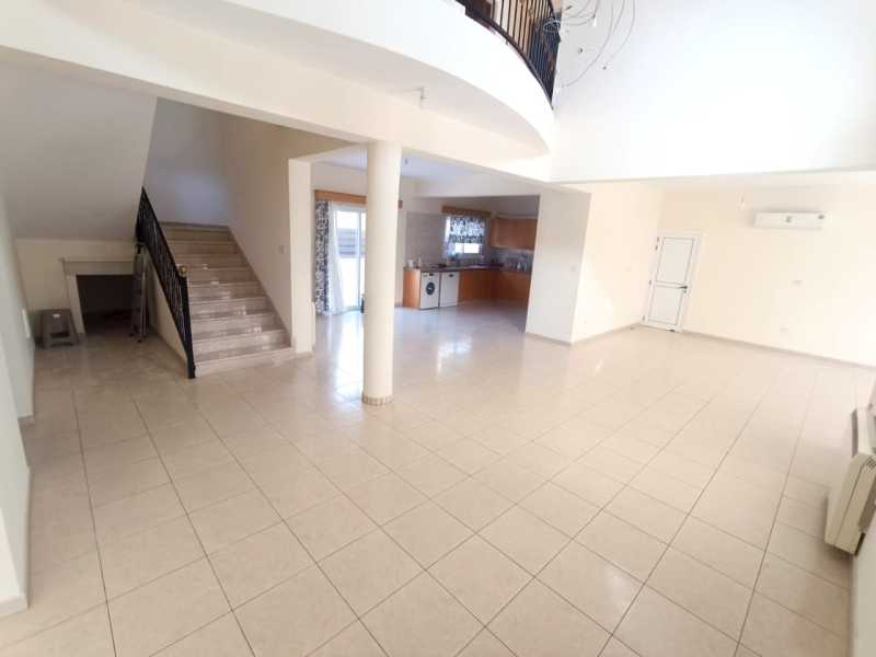 Spacious detached villa for long term