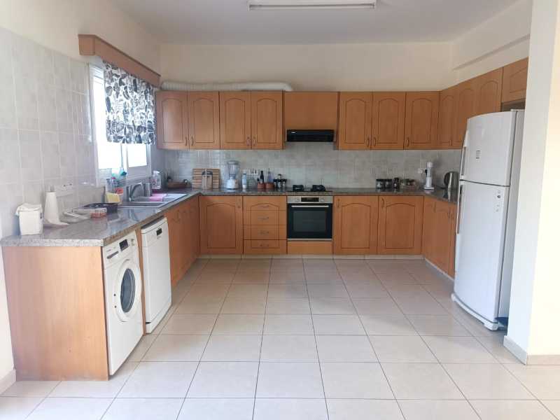 Spacious detached villa for long term