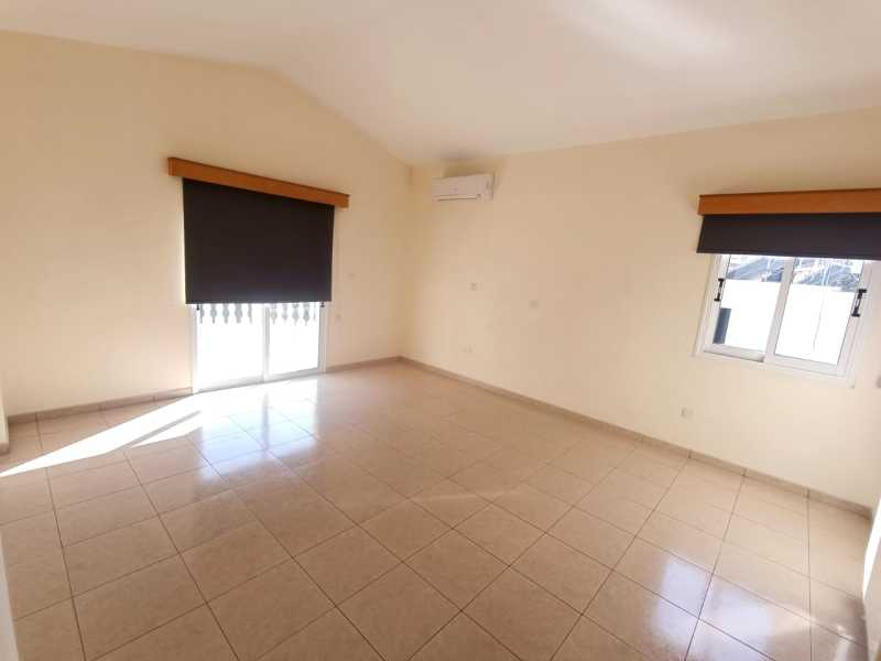Spacious detached villa for long term