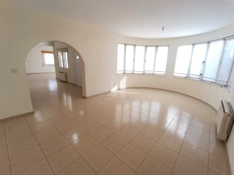 Spacious detached villa for long term