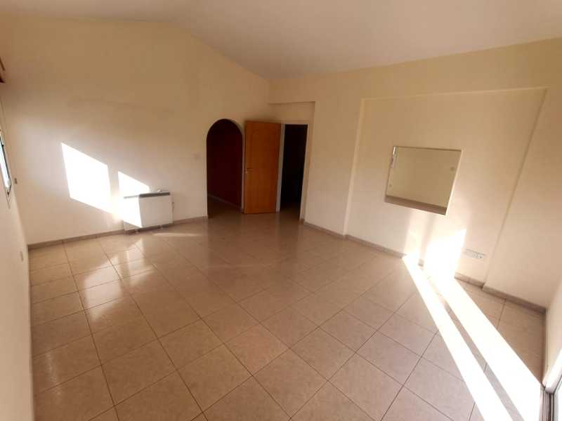 Spacious detached villa for long term