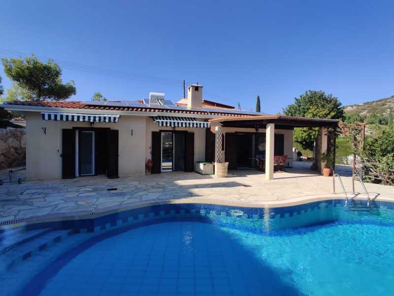 Lovely bungalow in Kamares for long term rent 