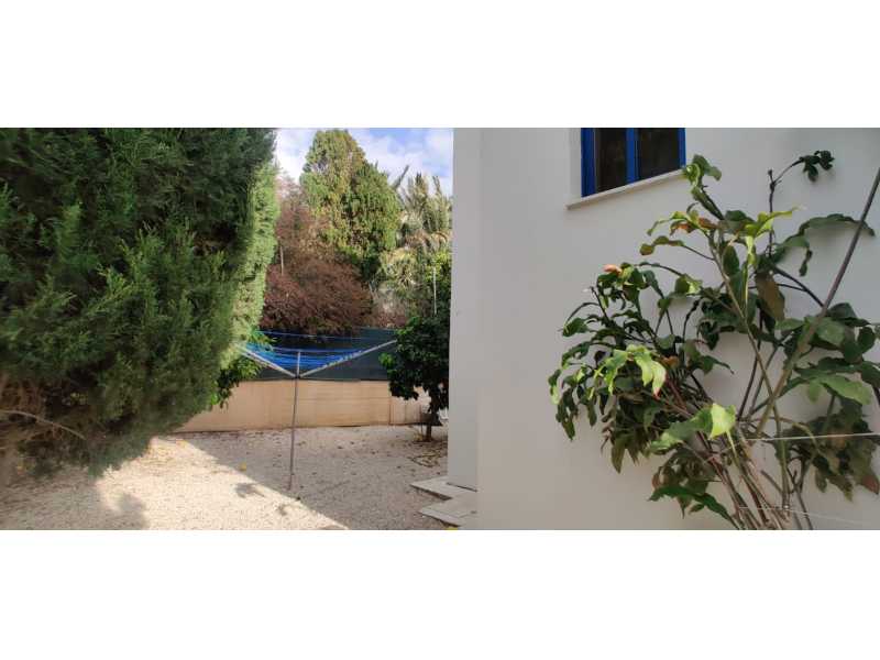 Unfurnished villa for long term rent 