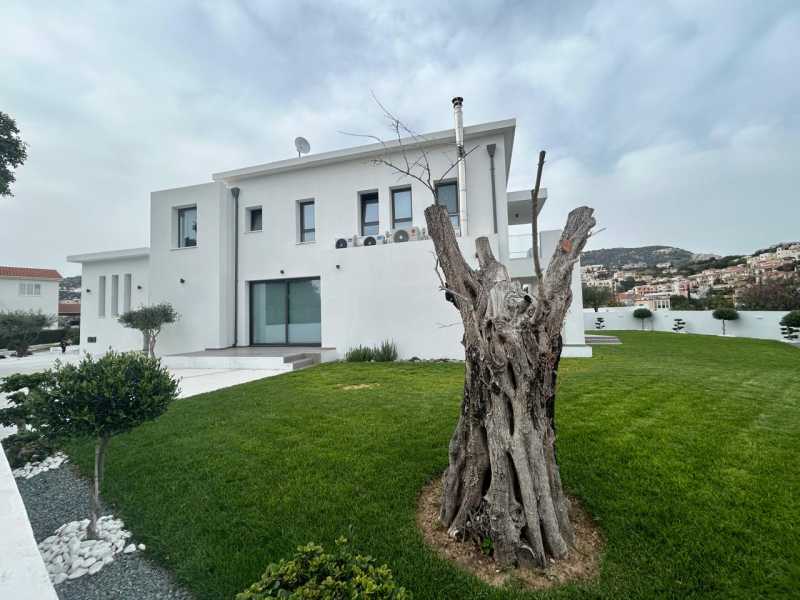 Lovely villa for long term rent in Peyia 