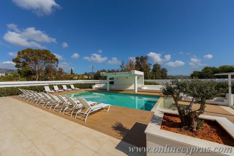 Luxury 6 bedroom villa in Coral bay