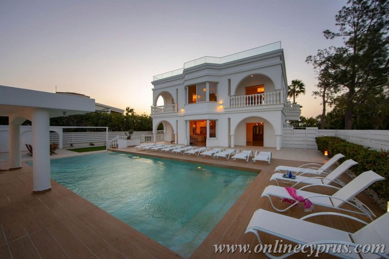 Luxury 6 bedroom villa in Coral bay