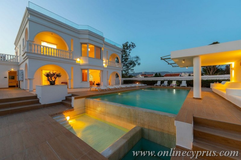 Luxury 7 bedroom villa in Coral bay 