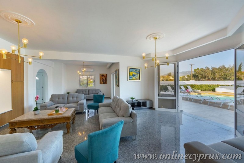 Luxury 6 bedroom villa in Coral bay