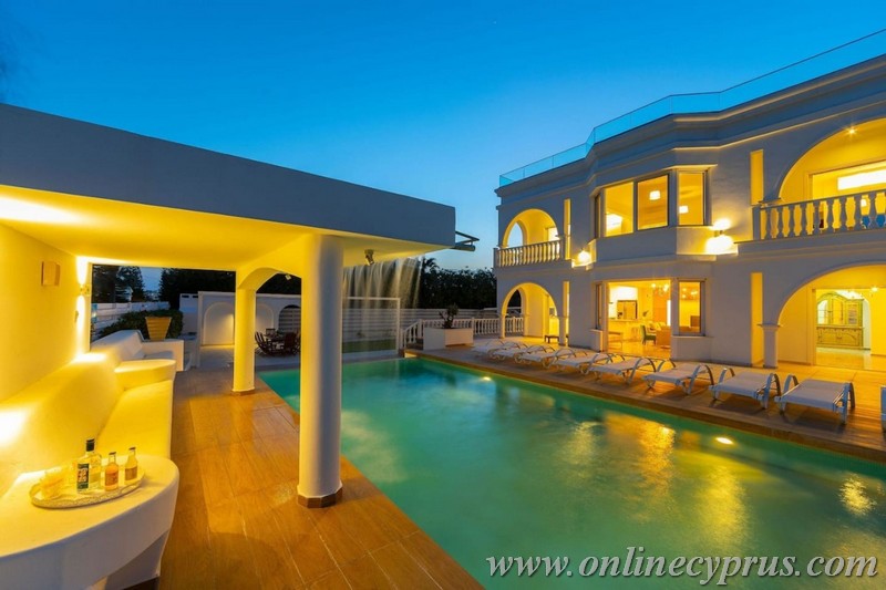 Luxury 6 bedroom villa in Coral bay