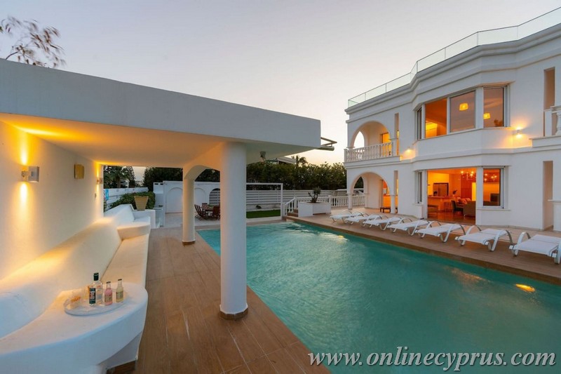 Luxury 6 bedroom villa in Coral bay