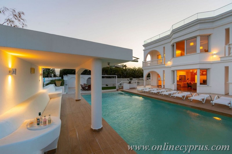 Luxury 7 bedroom villa in Coral bay 