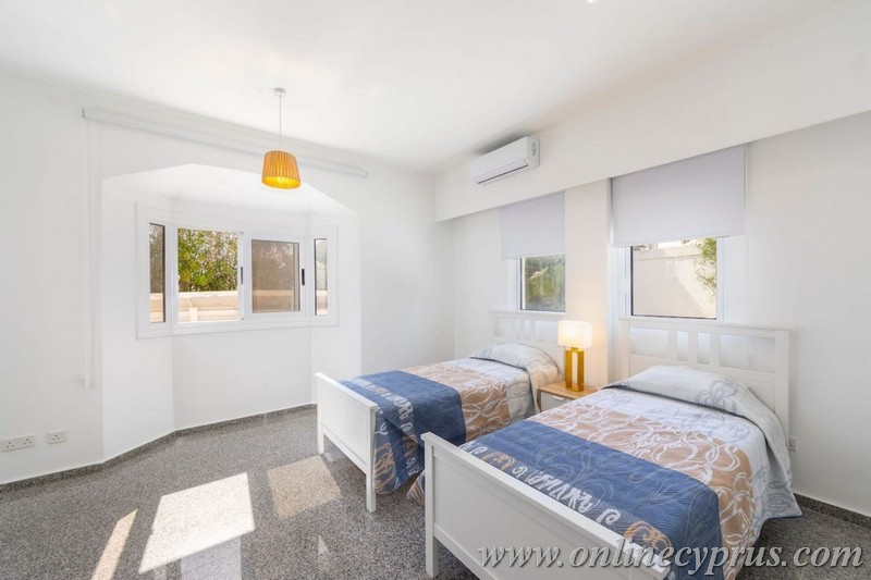 Luxury 6 bedroom villa in Coral bay
