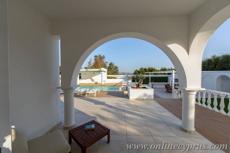 Luxury 6 bedroom villa in Coral bay