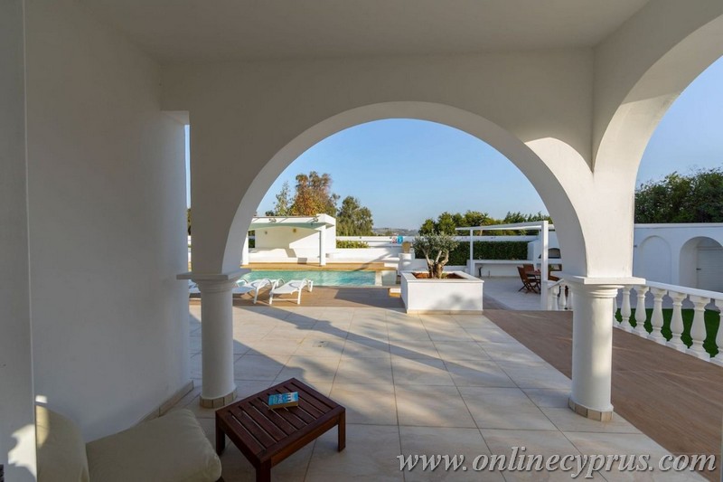 Luxury 7 bedroom villa in Coral bay 