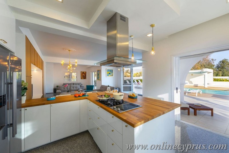 Luxury 6 bedroom villa in Coral bay