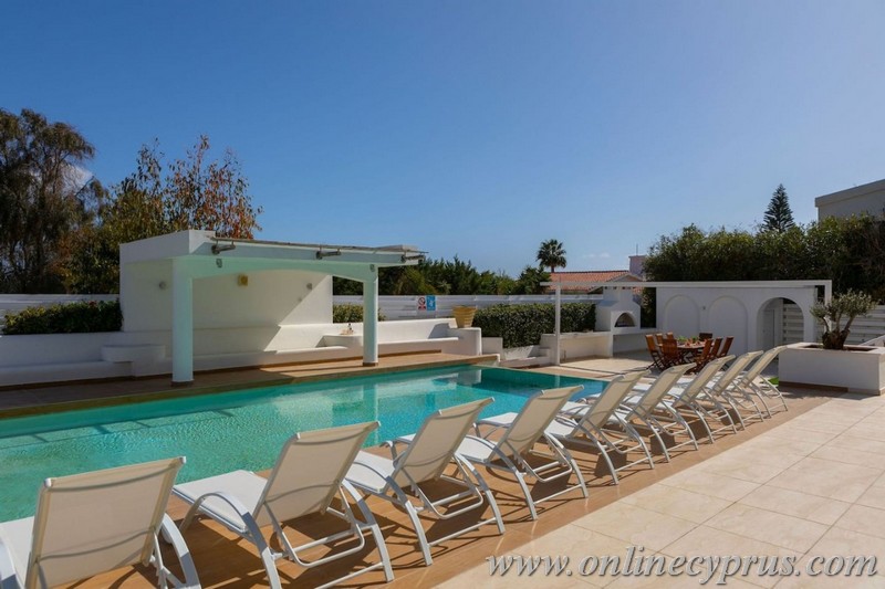Luxury 6 bedroom villa in Coral bay