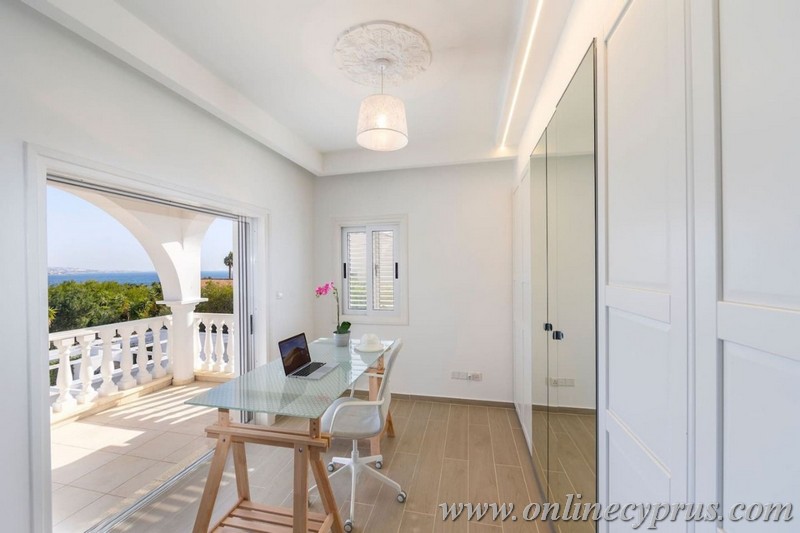 Luxury 6 bedroom villa in Coral bay