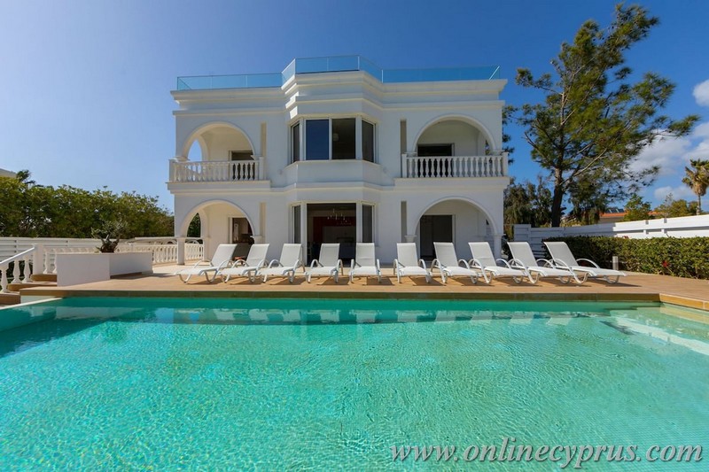 Luxury 6 bedroom villa in Coral bay