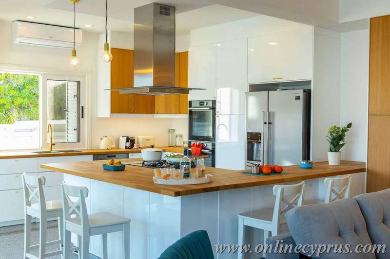 Luxury 6 bedroom villa in Coral bay