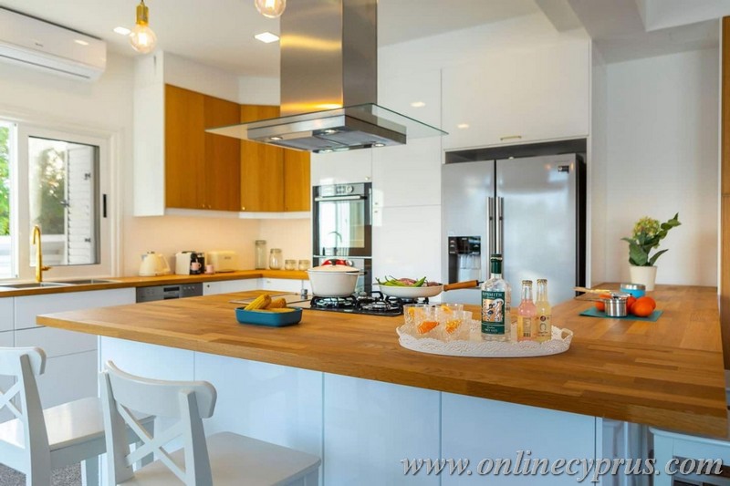 Luxury 6 bedroom villa in Coral bay