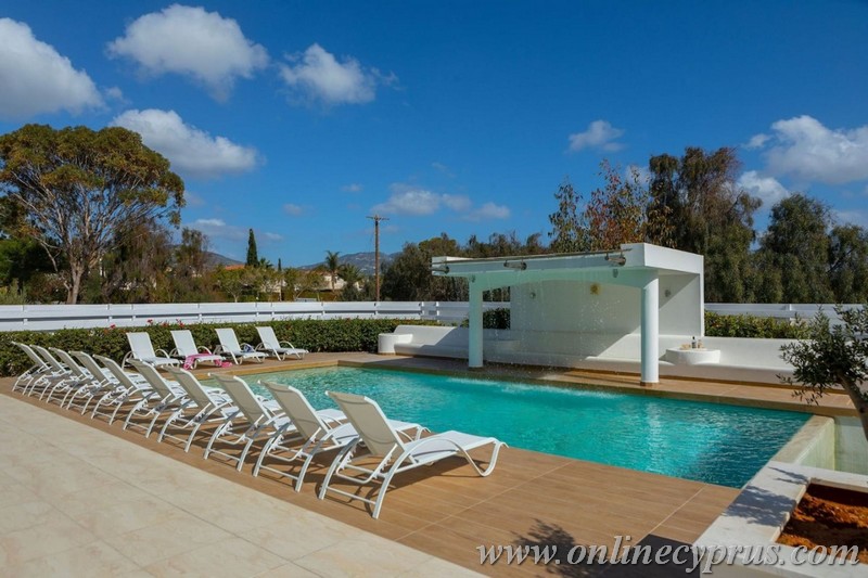 Luxury 6 bedroom villa in Coral bay
