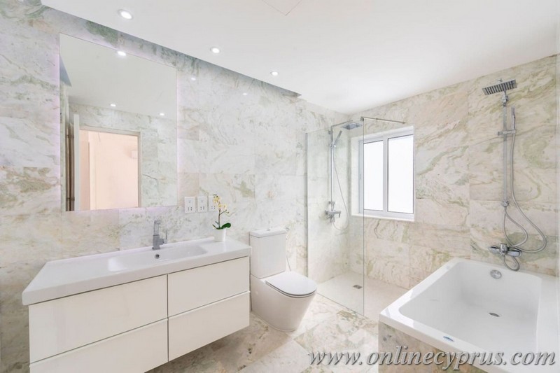 Luxury 6 bedroom villa in Coral bay