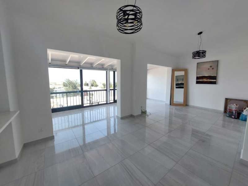 3 bedroom Top floor apartment for long term rent in Paphos center