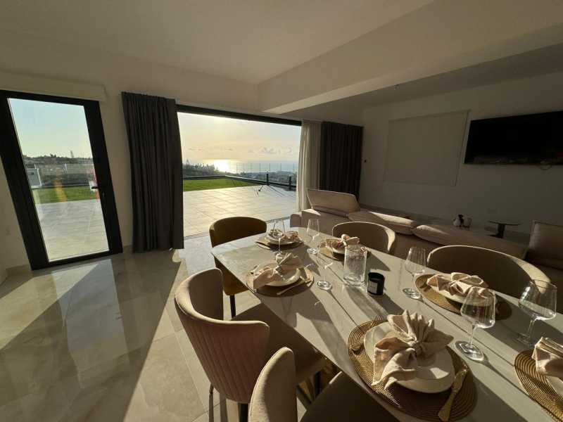 Luxury top floor apartment for long term rent in Chloraka