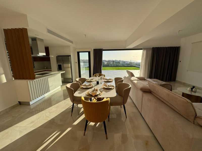 Luxury top floor apartment for long term rent in Chloraka