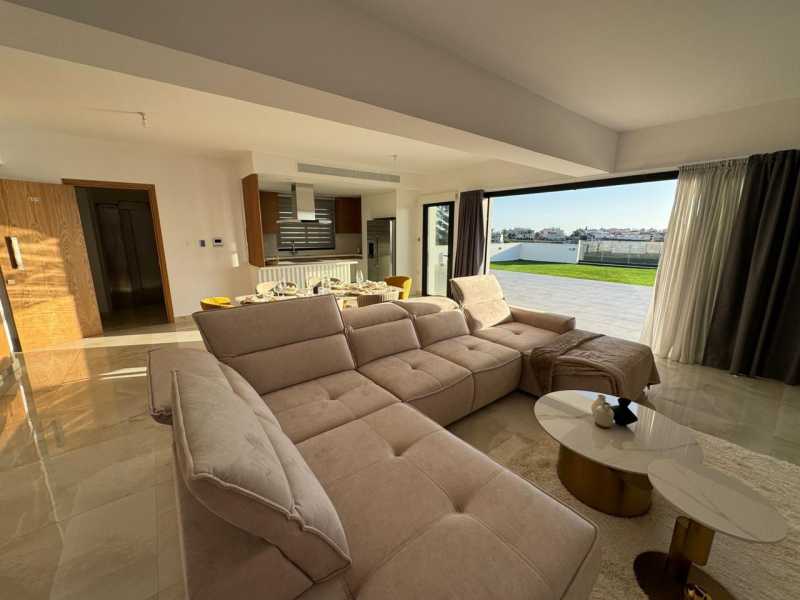 Luxury top floor apartment for long term rent in Chloraka