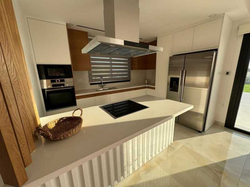 Luxury top floor apartment for long term rent in Chloraka