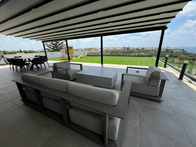 Luxury top floor apartment for long term rent in Chloraka