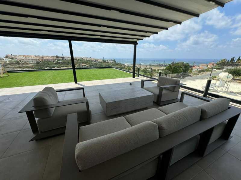 Luxury top floor apartment for long term rent in Chloraka