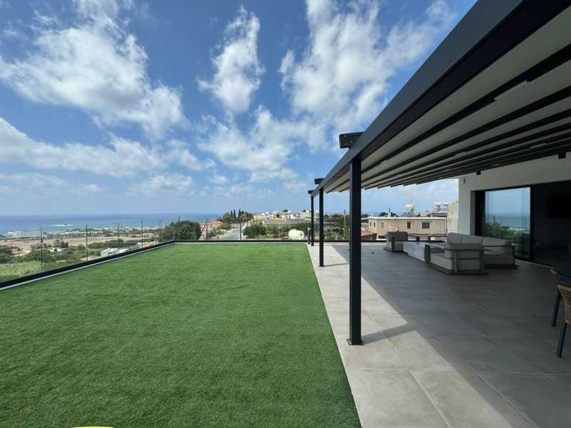 Luxury top floor apartment for long term rent in Chloraka