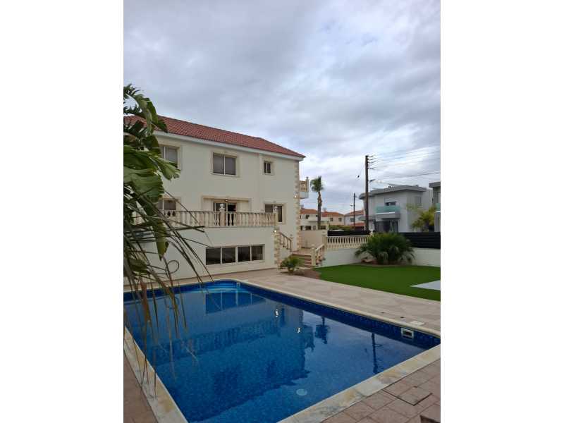 Spacious villa for long term rent