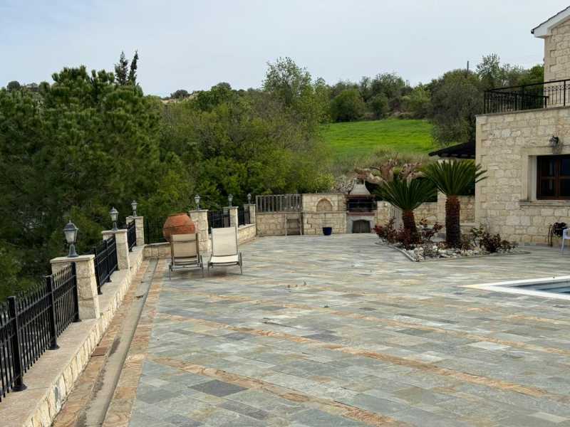 Luxury traditional house in Simou