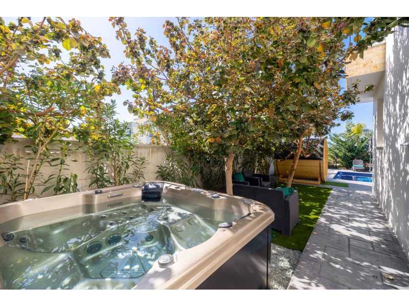 Luxury villa for long term rent