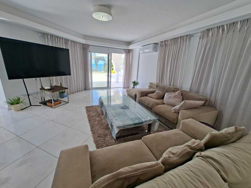 Sea front villa for long term rent