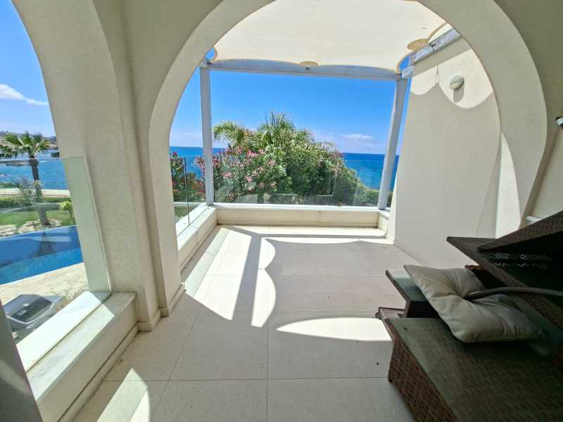 Sea front villa for long term rent