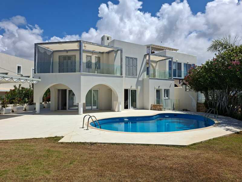 Sea front villa for long term rent